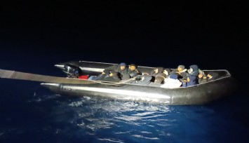 İzmir'de göçmen operasyonu:  24 saatte 99 göçmen, 3 kaçakçı yakalandı