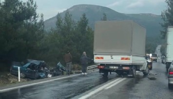İzmir'de kamyonetle otomobil çarpıştı: 2 ölü, 2 yaralı