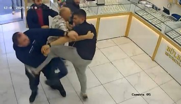 İzmir’de kuyumcu kavgası kamerada: Üç kişi dükkanı bastı