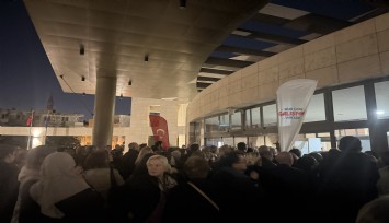 İzmir’de Volkan Konak ve Edip Akbayram Anma Konseri öncesi gerginlik: Kapıların erken kapatılması izdiham yarattı