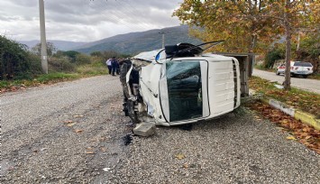 Ödemiş’te kamyonet traktöre çarpmamak için manevra yaptı, devrilen araçtan sağ çıktı
