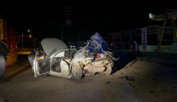 Tıra arkadan çarpan araç hurdaya döndü: 1 can kaybı, 1 yaralı