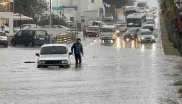 Turuncu kodlu yağış Bodrum’u vurdu: Sokaklar göle döndü, trafik felç oldu