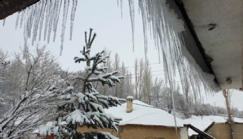 Van'da dondurucu soğuk: Çatılarda buz sarkıtları oluştu