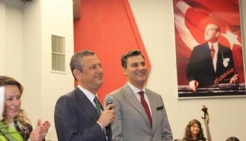 CHP Genel Başkanı Özel, Manisa'da senfoni konserine katıldı