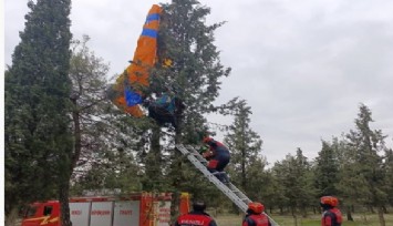 Denizli’de ağaçta asılı kalan yamaç paraşütçüyü itfaiye kurtardı