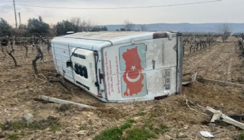 Denizli'de boş minibüs  üzüm bağlarının arasına uçtu: 1 kişi yaralandı