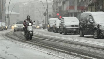 İstanbul’da etkili olan kar yağışı yolları beyaza bürüdü