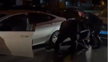 İzmir'de polisin durdurduğu araçtan 65 bin uyuşturucu nitelikli hap çıktı