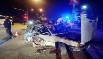 Manisa'da feci kaza: İki araç hurdaya döndü 2'si ağır, 5 yaralı