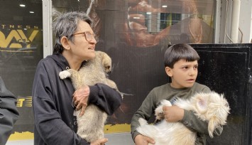 Soba yakmaya çalışırken evi yandı: Oğlu ve 3 köpeği ile yangında kurtarılan kadın gözyaşlarına boğuldu