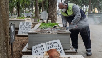 Vandalizm kurbanı 39 mezar için çalışma başlatıldı:  Büyükçiğli Mezarlığı’ndaki hasar gideriliyor
