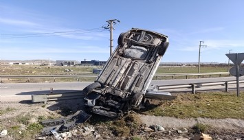 Afyonkarahisar'da fizik kurallarını sorgulatan trafik kazası: Araç dik şekilde durdu