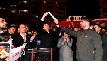 Başkan Eşki’den İmamoğlu protestosu: Bornova Meydanı'nda üniversite diplomasını yaktı