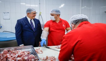 Başkan Tugay aşevinde yemek hazırlığına katıldı