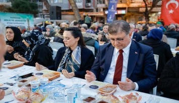 Başkan Tugay Bergama'da kurulan iftar sofrasına konuk oldu