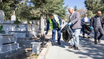 Başkan Tugay İzmirlilerle mezarlıkta çevre temizliği yaptı