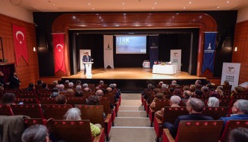 Başkan Tugay sağlık panelinde konuştu: Tıbbın bayram yapacak durumu kalmadı