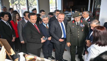 Bornova’da 18 Mart coşkusu ve şehitlere saygı
