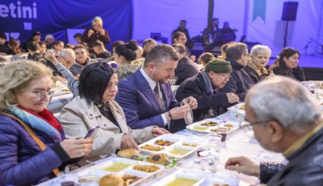 Buca Belediyesi’nin iftar çadırına yoğun ilgi