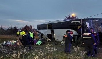 Yunanistan'dan İzmir'e yolcu taşıyordu:  Gelibolu'da tur otobüsü yoldan çıktı: 11 yaralı