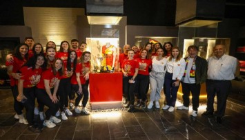 Göztepe’nin gurur günü: Voleybol kupası, müzesindeki yerini aldı