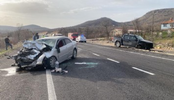 İki araç  kafa kafaya çarpıştı: 1 can kaybı, 2 yaralı