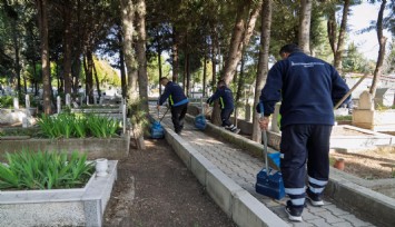 İzmir’de bayram öncesi mezarlıklara özel bakım