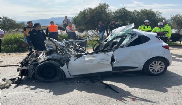 İzmir'de feci kaza: Tırın altına giren otomobil hurdaya döndü