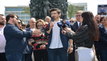 İzmir'de gazeteciler gözaltına alınan meslekdaşları için ses yükseltti: 'Özgürce gazetecilik yapmaktan başka dileğimiz yok'