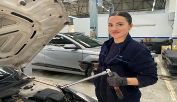İzmir'de yaşayan Meryem Galip, oto tamirhanesinin üç üniversite diplomalı kadın ustası