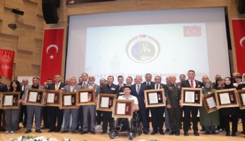 İzmir’de şehit aileleri ve gazilere Devlet Övünç Madalyası