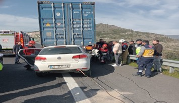 İzmir'de tıra çarpan otomobilin sürücüsü hayatını kaybetti