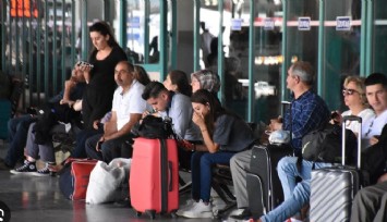İzmir Otogarı'nda bayram yoğunluğu: Bayram ziyaretine gitmenin bedeli arttı