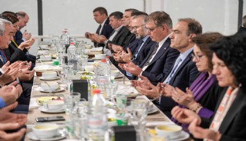 İzmirli meclis üyeleri aynı sofrada iftar yaptı