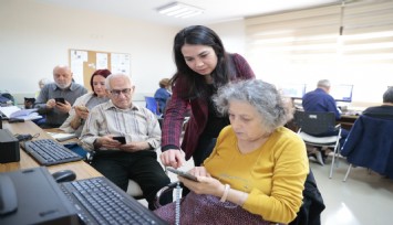 Konak’tan ileri yaştakilere akıllı telefon kullanma kursu
