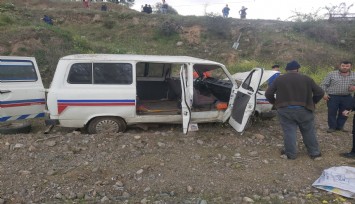 Kontrolden çıkan minibüs şarampole yuvarlandı