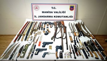 Manisa'da savaş aletleriyle dolu eve baskın
