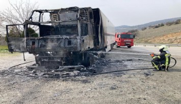 Manisa'da seyir halindeyken alev alan tır küle döndü