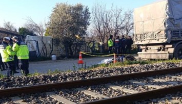 Park halindeki tıra çarpan motosikletli yaşamını yitirdi