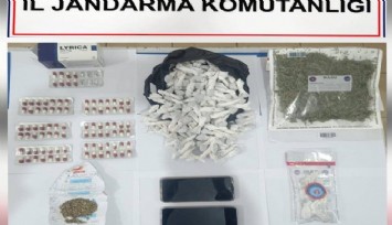 Yüklü miktarda uyuşturucu ile yakalanan 2 tacir tutuklandı