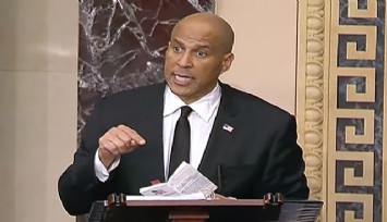 ABD'li senatör Trump'ı protesto için Senato'da 25 saat konuşarak rekor kırdı