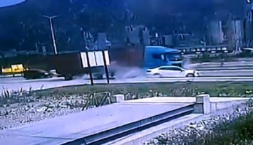 Aydın'da feci kaza: Tırın çarptığı otomobil metrelerce sürüklendi