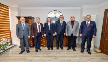 Başkan Tugay hukukçuların paneline katıldı: Barolar da avukatlar da direnecek