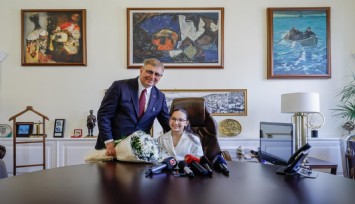 Başkan Tugay koltuğunu minik başkan Derin'e devretti: Derinden çevre mesajı
