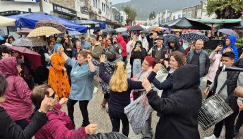 Bodrum Acı Ot Festivali'ni yağmur durduramadı