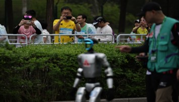 Çinli robotlar yarı maratonda koştu