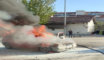 Denizli'de alev topuna dönen otomobil korkuttu