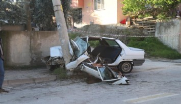 Denizli'de elektrik direğine çarpan otomobilin sürücüsü hayatını kaybetti