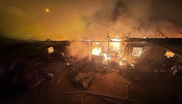 Denizli'de elektrik kontağından çıkan yangın geceyi aydınlattı
